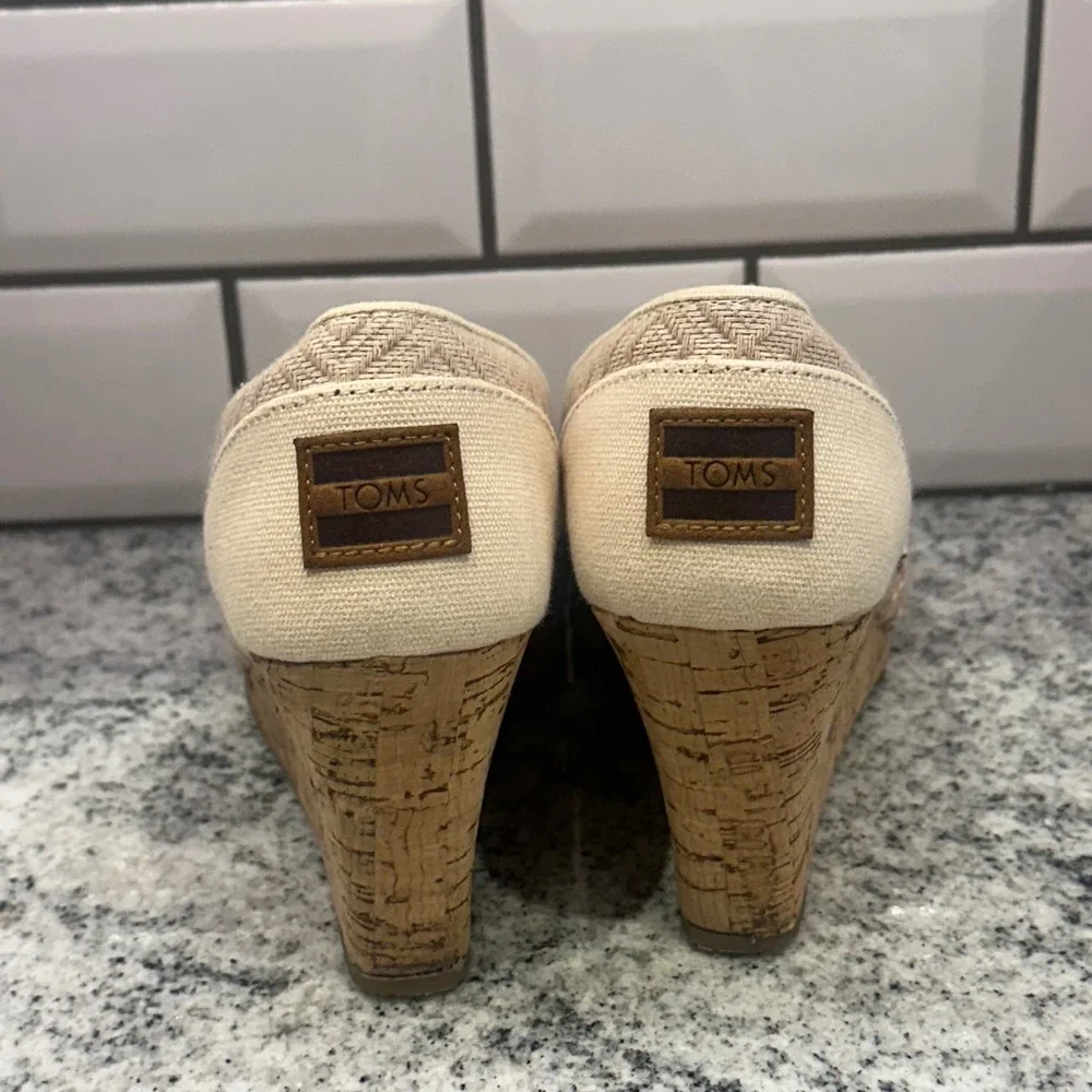 TOMS Women's Beige Geometric Pattern Peep Toe Wedge Shoes Size 8.5 Neutral Cream